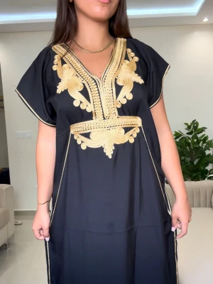 Svart gandoora🖤 - Klänningar är one size och är designade för att passa olika kroppstyper. På insidan finns ett justerbart band i midjan, så att du enkelt kan anpassa passformen. 🤍 Modellen är 165 cm.