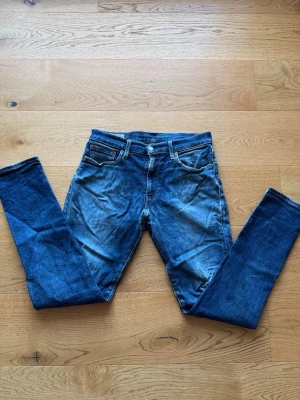 Levis jeans  - Säljer dessa Levis jeans då de inte passar mig längre här är lite mått och även storlek tveka inte att höra av er vid frågor w30 l32 höft 39cm längd 100cm ben öppning 15,5cm lår 25,5cm midjehöjd 25cm finns även kvitto förmodligen om de så önskas 