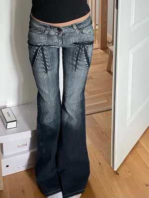 Y2k svarta utsvängda jeans  - Jättesnygga och coola jeans från Kelly med lappar kvar, bekväma och ganska stretchiga, strl S // midja 37cm tvärsöver (+stretch), innerbenslängd 86cm
