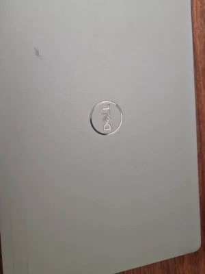 Grå bärbar dator från Dell - Säljer en stilren grå bärbar dator från Dell med klassisk design. Tangentbordet är svart med vita tecken bakgrundsbelyst och datorn har en matt finish plast och färg. Perfekt för studier, surf eller arbete. Laddare medföljer (90 w) . Dell latitude 5420. Windows 11 pro eller enterprise från Dell medföljer. 16 gb RAM och core i5 processor. USB-c laddning., inbyggd webbkamera med privacy slide, finger print sensor I på/av knappen. 