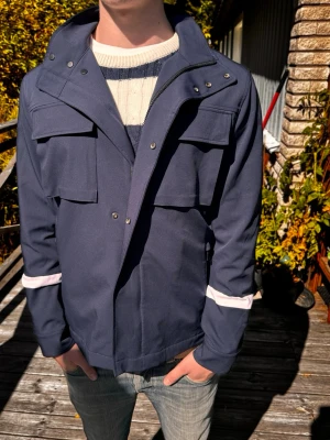 Blå fieldjacket från J.Lindeberg - Säljer en riktigt fet fieldjacket från J.Lindeberg🙌 Riktigt bra skick 8.5/10. Storlek M, modellen är 185 cm och väger 75 kg. Perfekt plagg nu till hösten 🍁 Modell Riley  Tveka inte att höra av dig vid minsta fråga eller fundering 🙌🙏