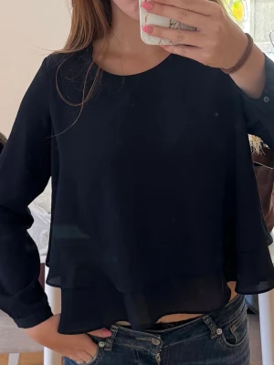 Marinblå Zara Blus - Aldrig använd, som ny. Sann till storlek!