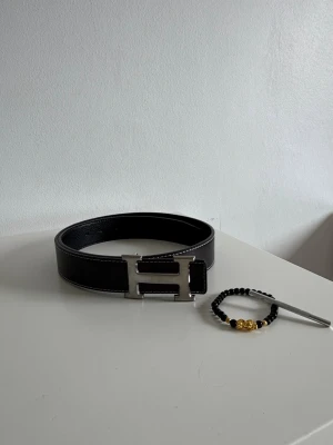 H.ermes bälte - Helt nytt svart H.ermes bälte som aldrig används i 110cm. När du köper får du även med ett armband och en håltång som ni ser på bilden. Fraktar inom 24 timmar!