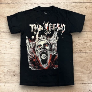 The Weeknd t-shirt - Officiell merchandise Under armarna rätt över: 46cm Längd nacken till nederkant: 67,5cm