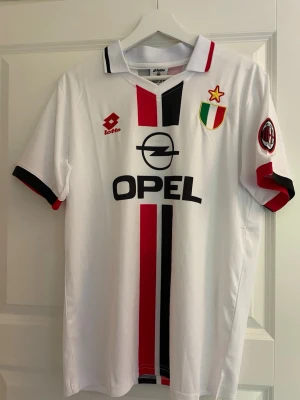 Maldini fotbollströja  - Säljer en maldini bortatröja från säsongen 1995/96. Storlek: M