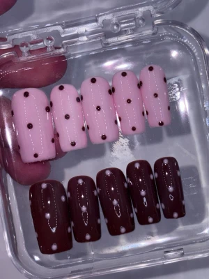 medium square polka dot gel-x naglar - handmade gel-x press-ons! size: M  with purchase, you get a care kit including nail glue, sticky tabs, nail file and buffer! feel free to contact me if you have any questions!