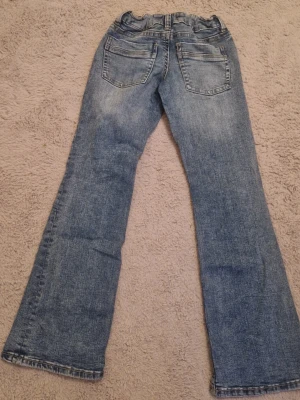 Jeans - Blå jeans med lite mönster på fickor fram och bak från gina tricot i storlek 152.🩷 Finns mycket mer jeans på min profil in och kolla💕