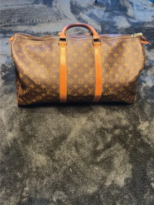 Louis Vuitton keepall - Louis Vuitton keepall väska 55 liter. Väskan är äkta men är en äldre modell från 90 tal men trots des ålder är den i väldigt fint skick priset är inte hugget i sten så skriv vid frågor eller prisförslag
