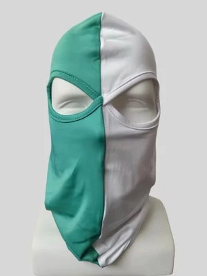 Grön och vit balaclava - Säljer en tvåfärgad balaclava i grönt och vitt med öppningar för ögonen. Tillverkad i ett stretchigt och mjukt syntetmaterial som sitter tight mot huvudet. Perfekt för dig som hejar på bajen eller bara gillar grönt och vitt