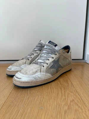 Golden Goose Ball star Limited Edition  - Säljer ett par vita Golden Goose Ball star Limited Edition. Går inte att köpa längre. Condition 9/10. kommer med Pass port som alla GG skor gör som visar att de är äkta. Köpta för 6500kr. Passar folk med 42-43 i storlek