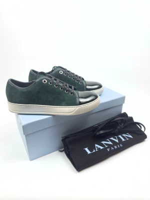 Lanvin Captoe (helt nya) - Lanvin Cap Toe sneakers. Storlek UK 7 / 41. Skick 10/10 - Helt nya aldig testade. Tillbehör: Box, Dustbags, Extra snören. Nypris ca 5200kr. 100% autentiska.