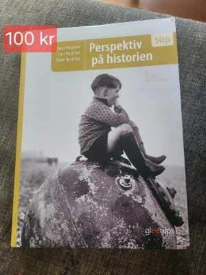 Perspektiv på historien 50p - Kursbok i historia med gul och vit framsida, titeln 'Perspektiv på historien 50p' och ett svartvitt foto av en pojke på omslaget. Författare är Hans Nyström, Lars Nyström och Örjan Nyström. Utgiven av Gleerups.