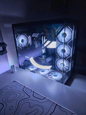 Gaming dator - Stilren stationär dator med svart chassi och genomskinlig sidopanel i glas. Utrustad med flera RGB-fläktar och vita kabelstrumpor för en modern look. Perfekt för gaming eller kreativa projekt. Snygg design som passar in i alla setups. Kan trades mot en surron. Priset kan diskuteras