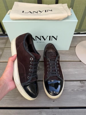 Lanvin - Lanvin dbb1 patent cap toe i vinröd | storlek 7 eu 41 men passar 42-43 | väldigt bra skick | litet slitage i ena häl och väldigt små repor på lacken | pris går att diskutera vid snabb och enkel affär | bara skor ingår i köp |