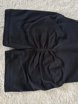 Tränings shorts  - Sköna tränings shorts med scrunch vid rumpan, använd flitigt men är ändå i bra skick, lite noppriga därav priset!