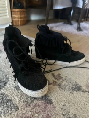 Skor med fransar - Så snygga till utgång. Höga sneakers💗