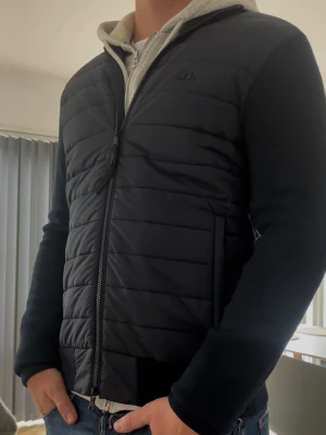 J Lindeberg cardigan - Skön cardigan nu till hösten i märket j lindeberg 