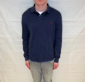 Ralph Lauren Polo Long Sleeve Blue Men's - Marin långärmad skjorta i slim fit, 100% bomull, begagnad i mycket gott skick.