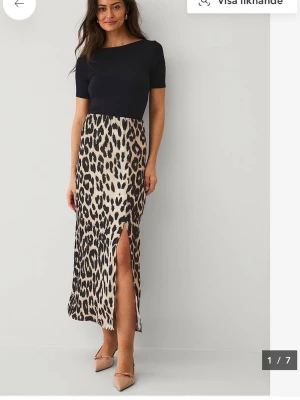 Leopardmönstrad kjol - Snygg kjol från Ellos med leopardmönster och slits på sidan. Helt ny med prislapp kvar, köpt för 499🌸
