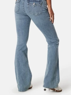 Bootcut jeans med broderade fickor - Snygga ljusblå bootcut jeans med broderade bakfickor och klassisk femficksdesign. Jeansen har normal midja och är tillverkade i denim med lätt stretch för skön passform. Perfekta för dig som gillar en retroinspirerad look.