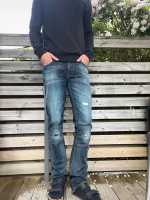 Nudie jeans med snygga slitningar - Säljer dessa galet snygga nudiejeans! I storlek 30:34 i modellen Grim Tim. Skriv privat om man villa ha måtten. Annars går priset att diskutera vid snabb affär. ☺️👍