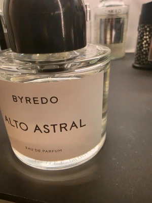 Byredo Alto Astral Eau de Parfum 100ml - Byredo Alto Astral Eau de Parfum i en stilren, box o kvitto finns. Bara provsprayad 