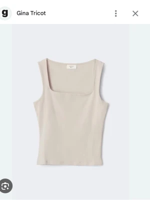 Beige linnetopp från Gina Tricot - Säljer detta jättesöta beiga linne från Gina Tricot🤍Linnet har en fyrkantig urringning, stl XS. Linnet har inga märken på användning.