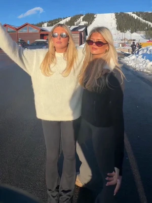 Stickad tröja  - Alla bilder är egna förutom sista!! Vit alpacka stickad tröja från NAKD. Väldigt bra skick💗 Nypris 800kr 