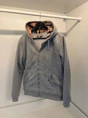 Burberry hoodie - Säljer nu en grå Burberry hoodie i storlek M!!💫 Perfekt för dig som vill ha en schysst hoodie inför hösten 🤩Dust bag får du med vid köpet! Bara höra av dig vid frågor!⭐️