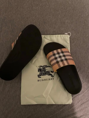 Burberry tofflor  - Inga skador eller hål. Använda en gång inomhus. Vid frågor tveka ej för att kontakta 😁