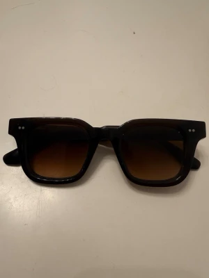 Bruna CHIMI 04 Solglasögon - Modell: CHIMI 04 Färg: Brown Nypris: 1 400 kr Skick: Mycket fint skick Ingår: Originalfodral, putsduk och skydd/påse     Möts helst upp och betalning med Swish. 