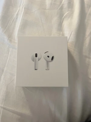 Oöppnade AirPods 4 - Helt nya och oöppnade AirPods 4💕💕 Säljer eftersom jag fick de på köpet när jag köpte en telefon men har redan ett par🤗 ÄKTA!! (Bevis på sista bilden)