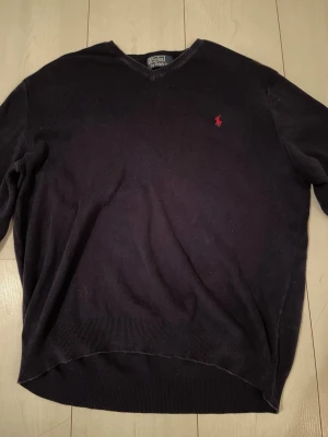  Polo Ralph Lauren Tröja - Storlek L, kragen är V-ringad. Lite nopprig men fint skick. Priset kan diskuteras.