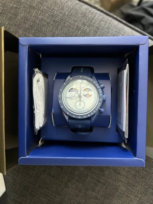 Omega X swatch Moonswatch mission to earthphase moonshine gold - Sprillans ny omega moonswatch. Kommer med box. K o p i a!!!