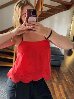 Röd topp  - Röd topp från en butik i Italien. Knytningen gör att man kan justera storleken. Använd en gång  💝