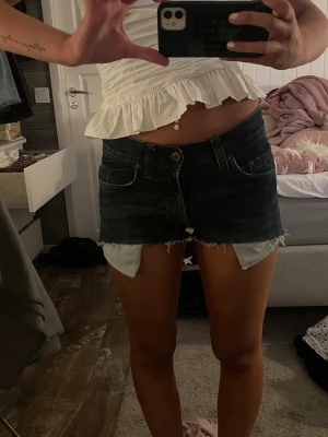 Lågmidjade jeansshorts - Vintage från crocker, köpta secondhand. Strl w28 men små i storlek så skulle säga mer w26