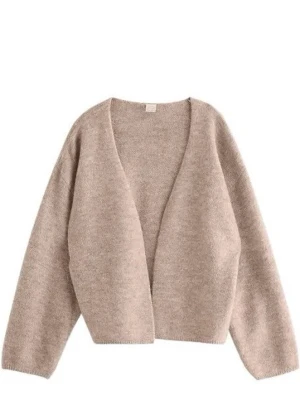 Beige fluffig öppen kofta - Mysig beige kofta med öppen front och avslappnad passform. Tillverkad i ett fluffigt material som ger en soft känsla. Perfekt att slänga över en t-shirt eller topp för en chill look. Långa ärmar och enkel design utan knappar.