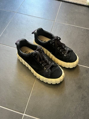 Eytys Odessa - Svarta eytys sneakers med tjock, vit sula och svarta skosnören. De är i fint skick och jättecoola med den tjocka mönstrade sulan.