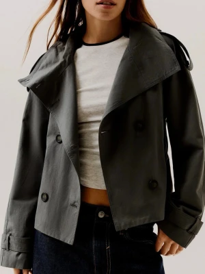 Bershka trenchcoat - Säljer min grå trenchcoat eftersom den inte kommer till användning längre. Har använt fåtal gånger och är i princip i nyskick.