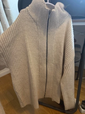 Kofta/cardigan - Vit stickad cardigan från lager157. Använd 1 gång storlek xs