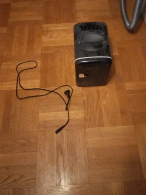 Svart sminkkylskåp med sladd - Snyggt svart sminkkylskåp med rundade hörn och vit kant. Kylskåpet har en sladd för elanslutning och flera inställningar för både AC och DC samt möjlighet att välja mellan kall och varm funktion. Perfekt för att hålla dina skönhetsprodukter fräscha.