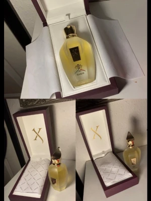 Xerjoff Naxos parfym 100ml - Lyxig parfym från Xerjoff, modellen Naxos 100 ml helt ny oanvänd. Flaskan är genomskinlig med guldfärgat lock och etikett. Kommer i en elegant lila och vit presentask med gulddetaljer. Doften är känd för sina varma, kryddiga och söta noter.