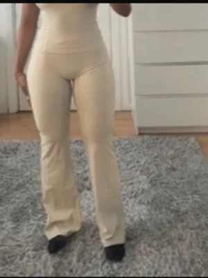 Off white utsvängda leggings - Säljer dessa oanvända flared leggings från hm. Är osäker på om det är st s eller xs men jag tycker att den passar båda! Skriv för frågor☺️