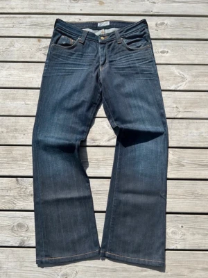 Bootcut Lee jeans Raw denim  - Ett par riktigt schyssta bootcut jeans från Lee. Alla mått finns i bilderna, hör gärna av vid frågor. Prister kan såklart diskuteras🤗