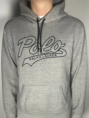Ralph Lauren hoodie - 👕 Plagg: hoodie                                                               📏 Storlek: L                                                               🏷️ Märke/Modell: Ralph Lauren                                    ✨ Skick: Fint skick                                                        💬 Vid frågor är det bara att skriva!                                                                                          🛍️ Gramenti