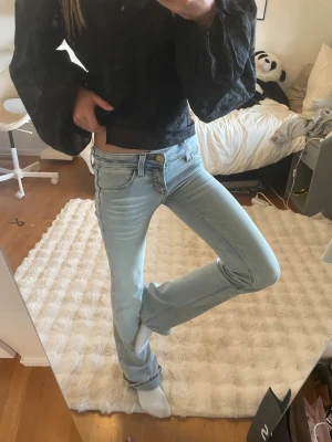 Ljusblå bootcut jeans med låg midja 23/32 - Säljer ett par Cheap Monday jeans i storlek 23/32 dom är originella från Weekday och helt nya 