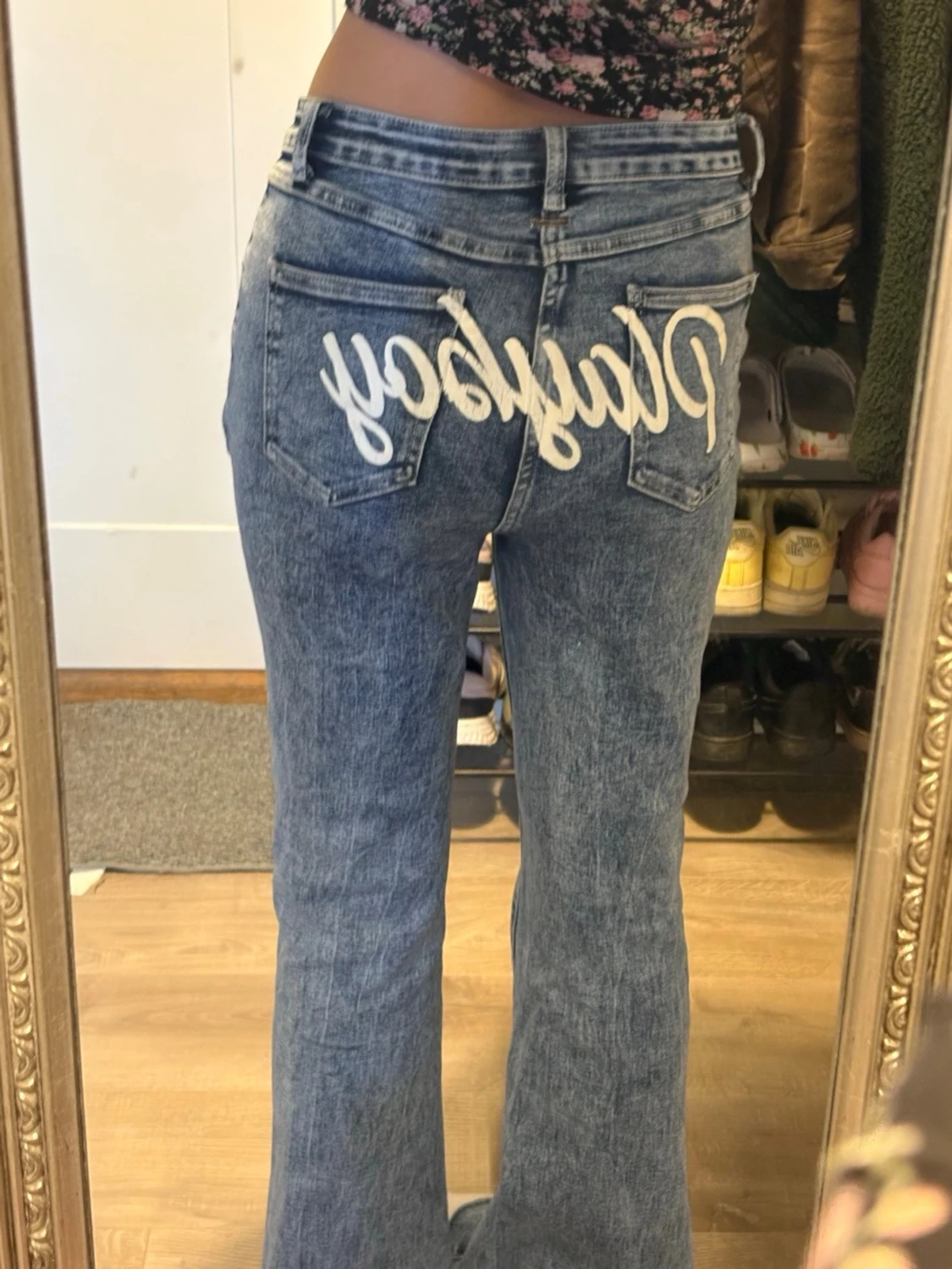 Blå utsvängda jeans med spetsdetalj - 2