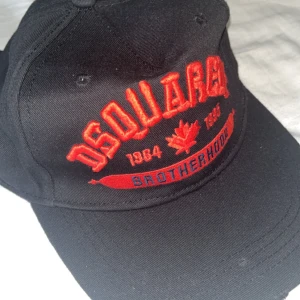 Svart/röd DSQUARED2 keps - Säljer kepsen för jag inte använder den, använd några gånger.