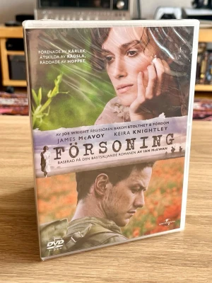 Försoning – DVD – ny och inplastad - Säljer Försoning (Atonement) från 2007 på DVD med Keira Knightley och James McAvoy.  Joe Wrights hyllade och flerfaldigt Oscarsnominerade drama, baserat på Ian McEwans bästsäljande roman.  Detta exemplar är fortfarande fabriksinplastat och oöppnat – ett mycket fint exemplar för filmsamlaren eller för dig som uppskattar starka brittiska dramafilmer. 🎬  Skick: Ny / oöppnad / inplastad Format: DVD Svensk utgåva: Universal  Skickas väl emballerad.