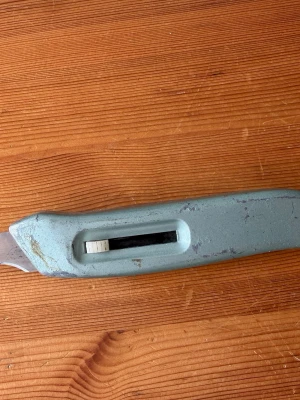 Grön mattkniv i metall - En klassisk mattkniv med grönt metallhandtag och utbytbart blad. Handtaget har en skruv för att byta blad och ett fönster för att se bladets position. Perfekt för hobbyprojekt eller renovering.